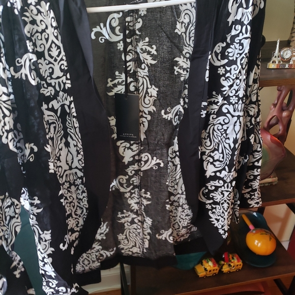 Cute black and white open shrug size small - Picture 2 of 5